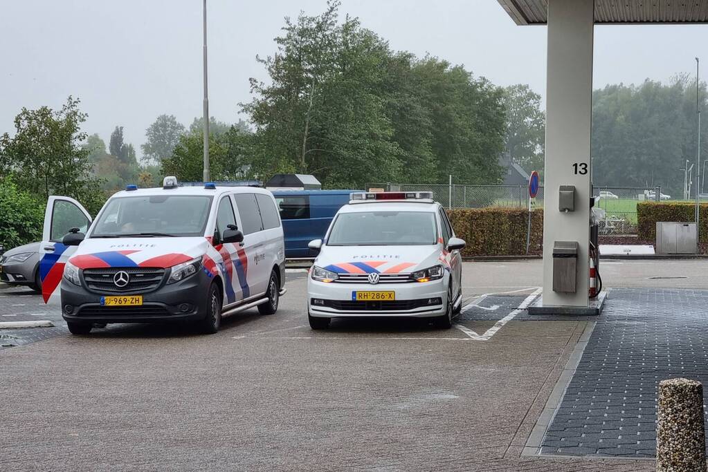 Automobilist belandt op slootkant bij Esso-tankstation Voskuilen