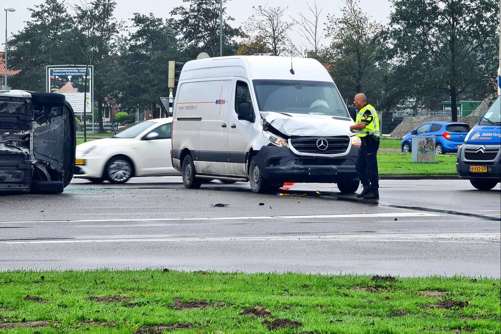 Bestelbus belandt op zijn kant na botsing met bestelbus