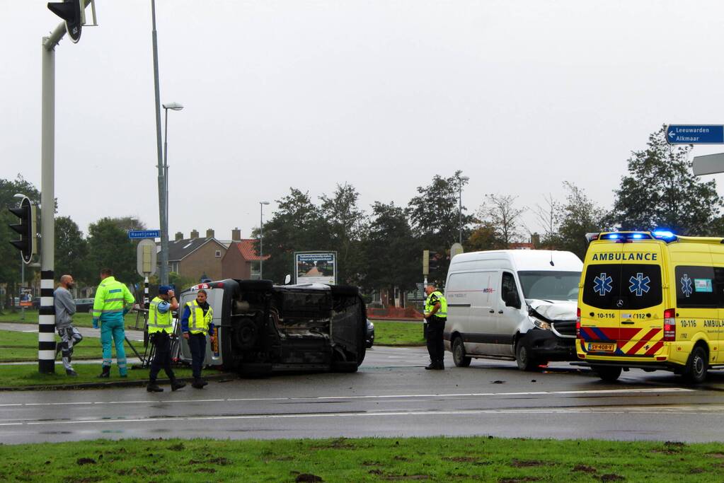 Bestelbus belandt op zijn kant na botsing met bestelbus