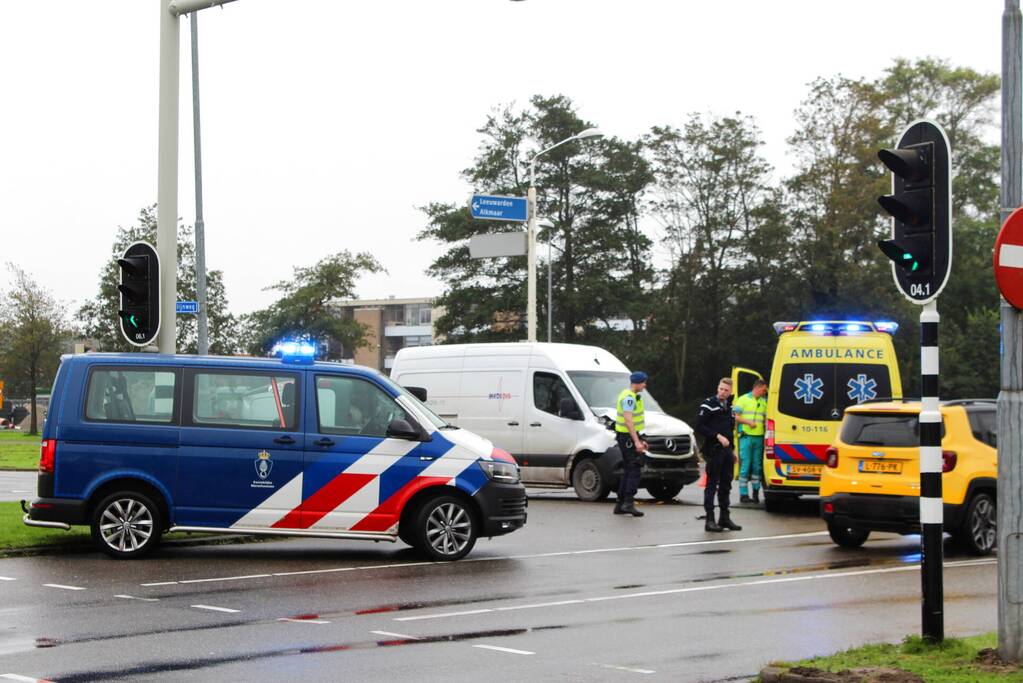 Bestelbus belandt op zijn kant na botsing met bestelbus