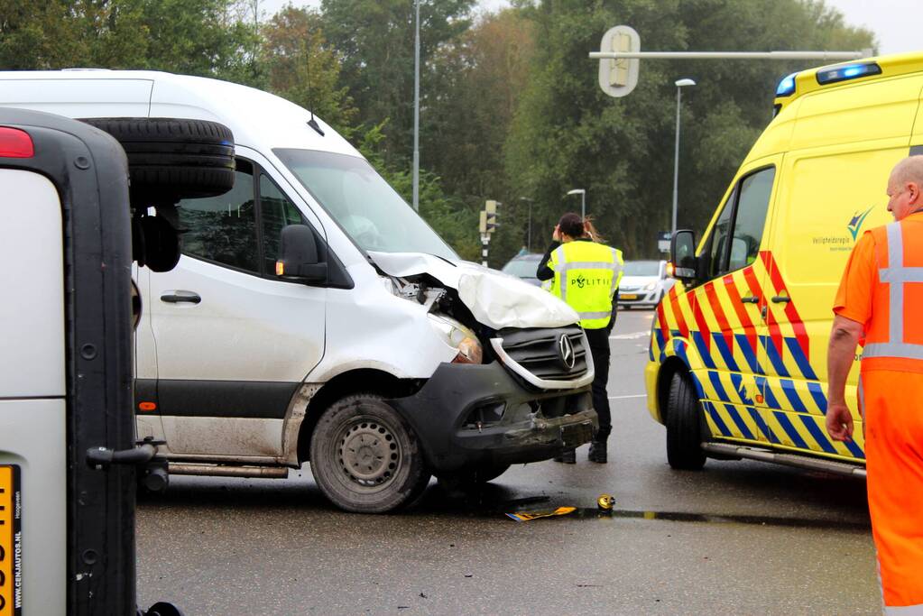 Bestelbus belandt op zijn kant na botsing met bestelbus