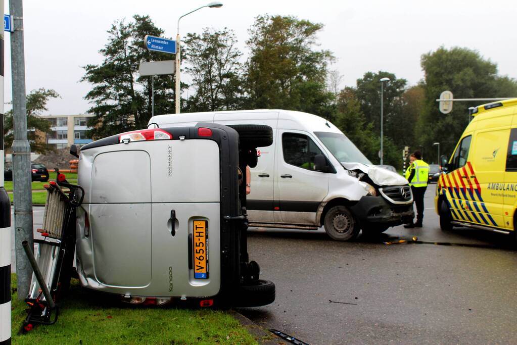 Bestelbus belandt op zijn kant na botsing met bestelbus