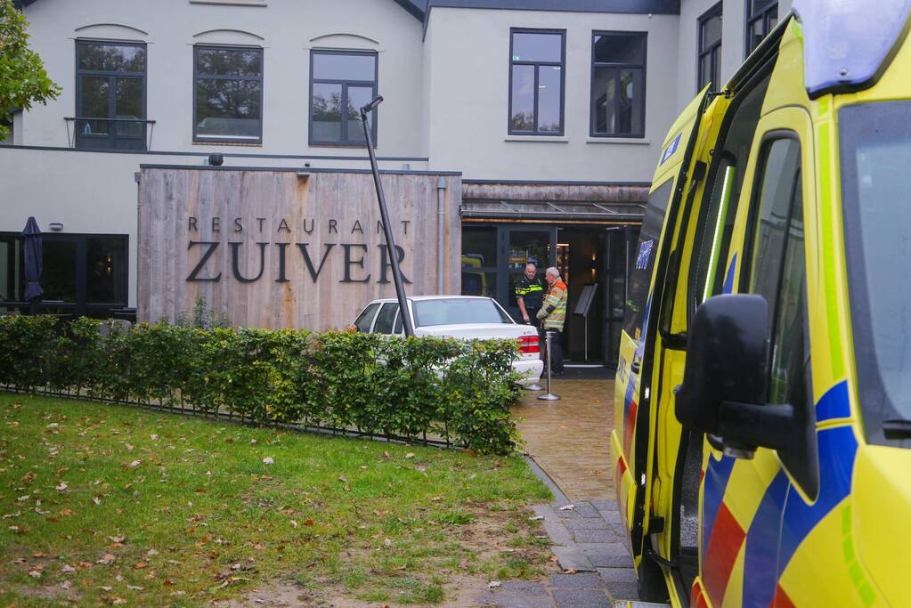Automobilist rijdt tegen gevel van Restaurant Zuiver