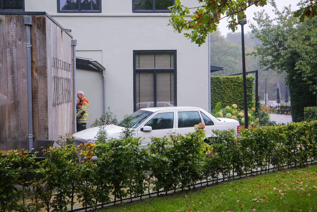 Automobilist rijdt tegen gevel van Restaurant Zuiver