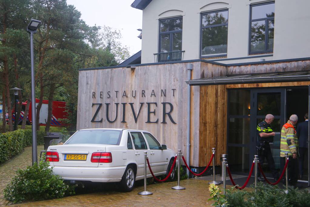 Automobilist rijdt tegen gevel van Restaurant Zuiver