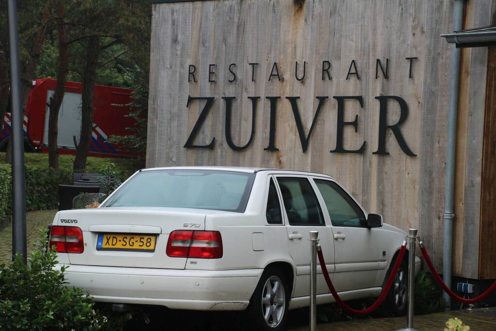 Automobilist rijdt tegen gevel van Restaurant Zuiver
