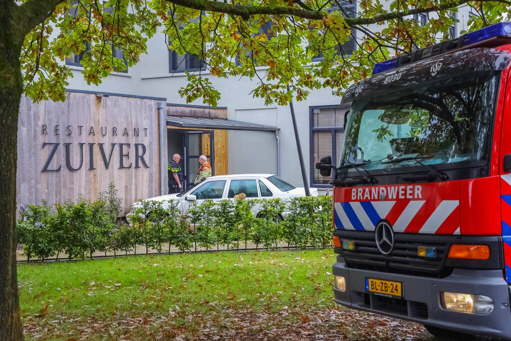 Automobilist rijdt tegen gevel van Restaurant Zuiver