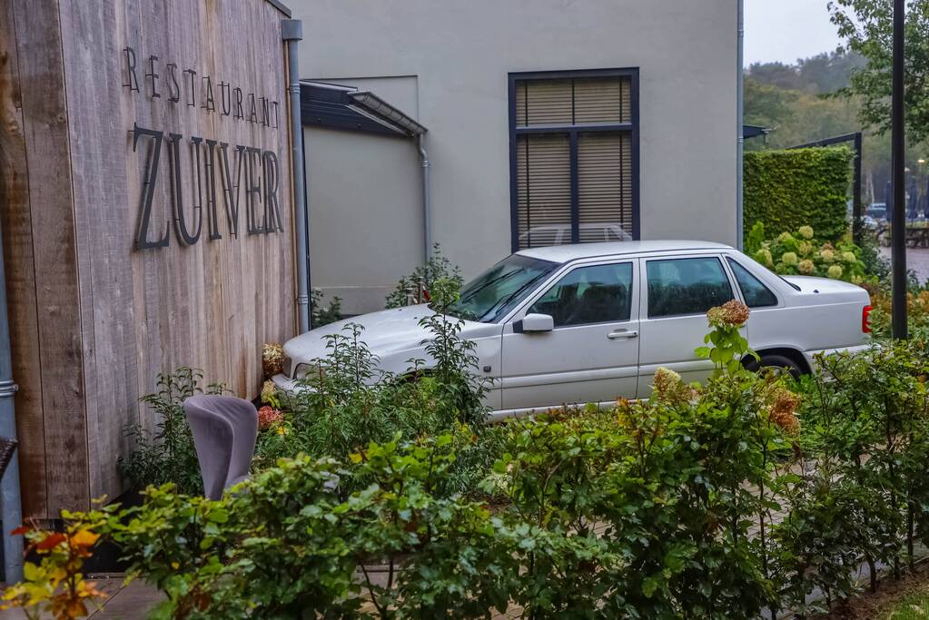 Automobilist rijdt tegen gevel van Restaurant Zuiver