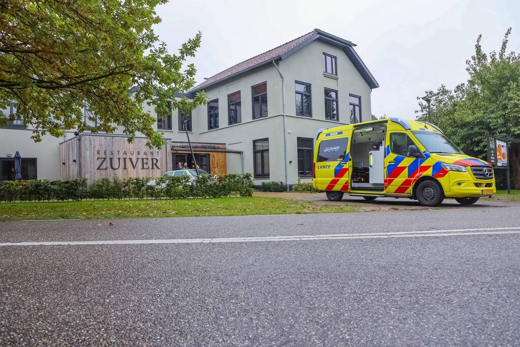 Automobilist rijdt tegen gevel van Restaurant Zuiver