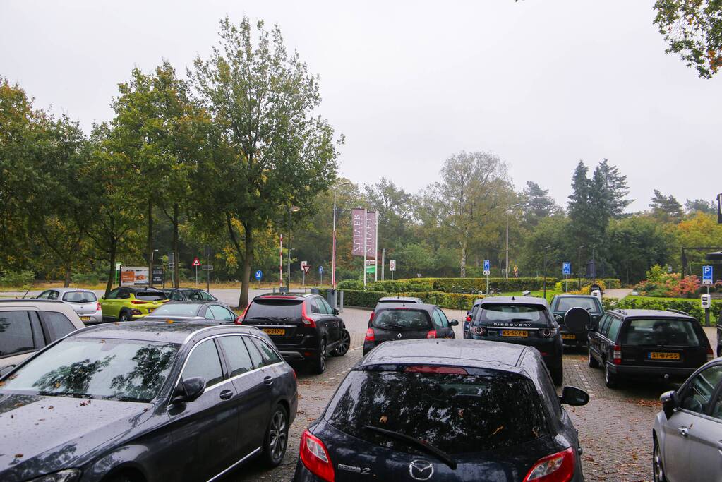 Automobilist rijdt tegen gevel van Restaurant Zuiver