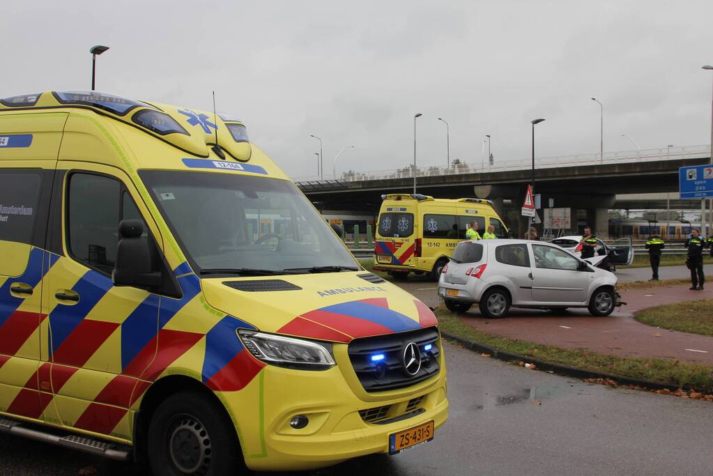 Aanrijden tussen twee auto's zorgt voor flinke schade
