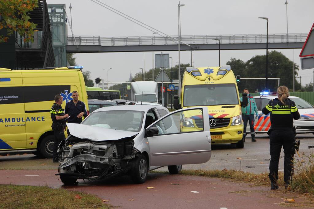 Aanrijden tussen twee auto's zorgt voor flinke schade