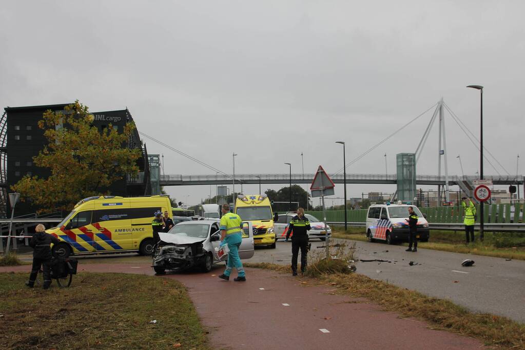 Aanrijden tussen twee auto's zorgt voor flinke schade