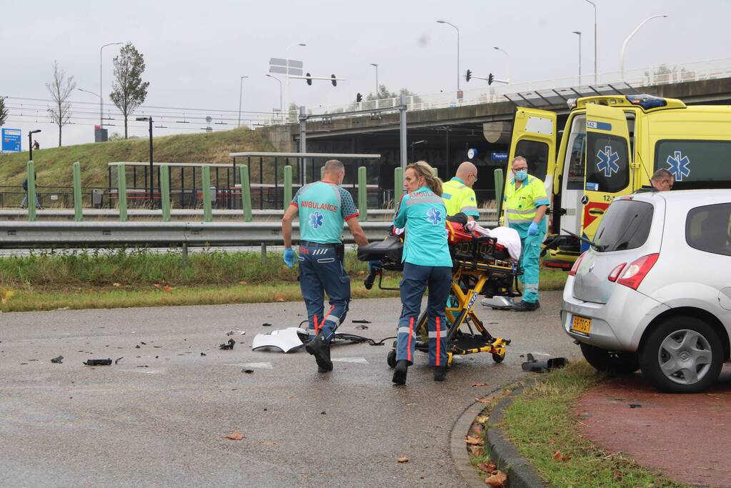 Aanrijden tussen twee auto's zorgt voor flinke schade