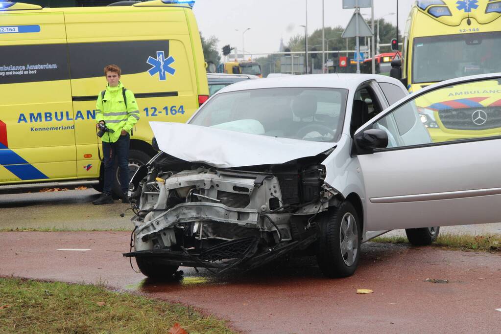 Aanrijden tussen twee auto's zorgt voor flinke schade