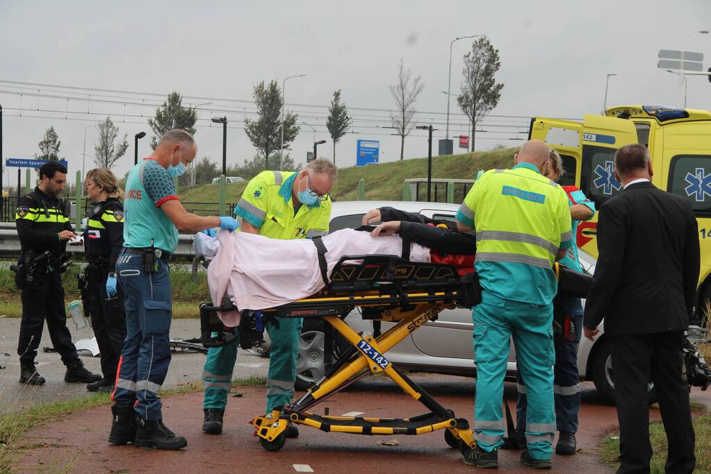 Aanrijden tussen twee auto's zorgt voor flinke schade