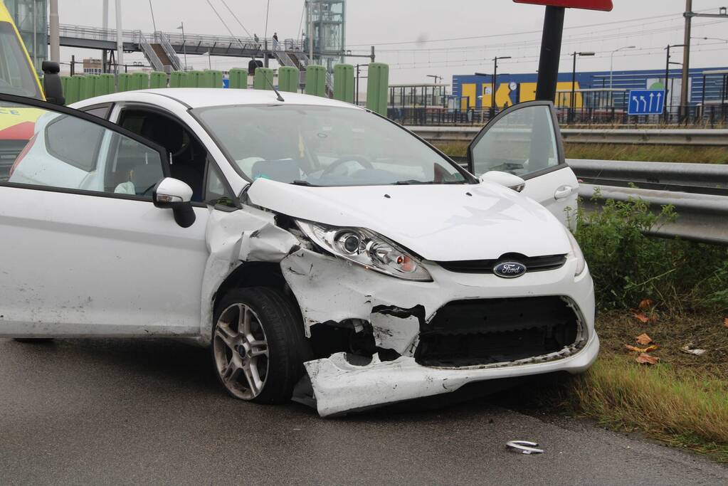 Aanrijden tussen twee auto's zorgt voor flinke schade