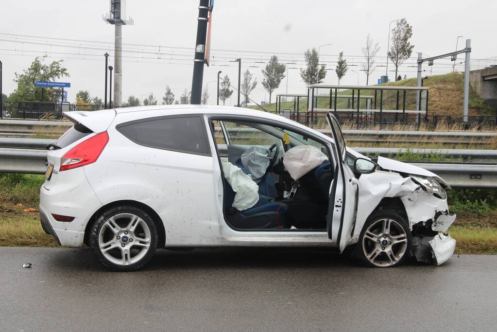 Aanrijden tussen twee auto's zorgt voor flinke schade