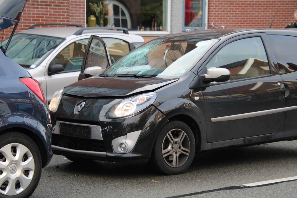Automobilist botst met auto op voorganger