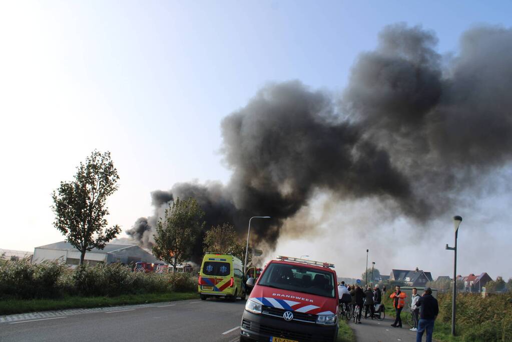 Dikke zwarte rookwolken bij grote brand in kassencomplex