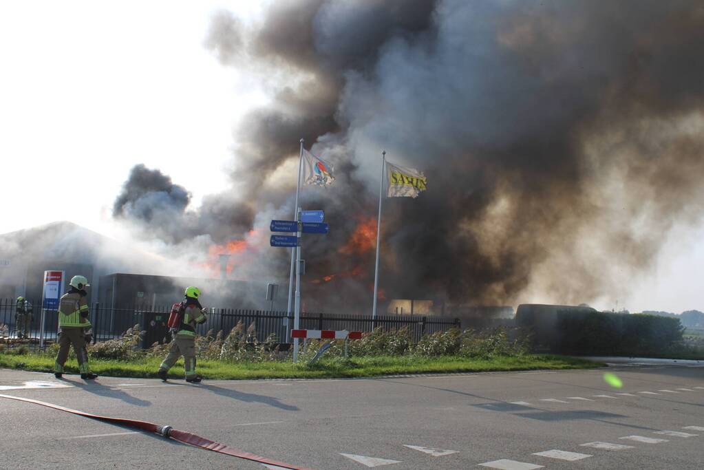 Dikke zwarte rookwolken bij grote brand in kassencomplex
