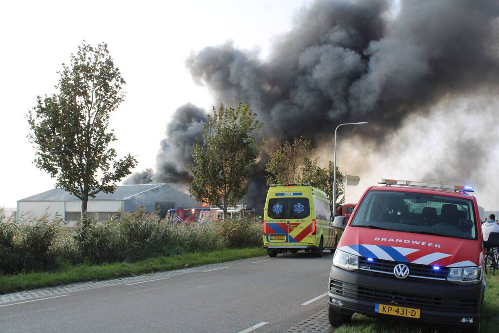 Dikke zwarte rookwolken bij grote brand in kassencomplex