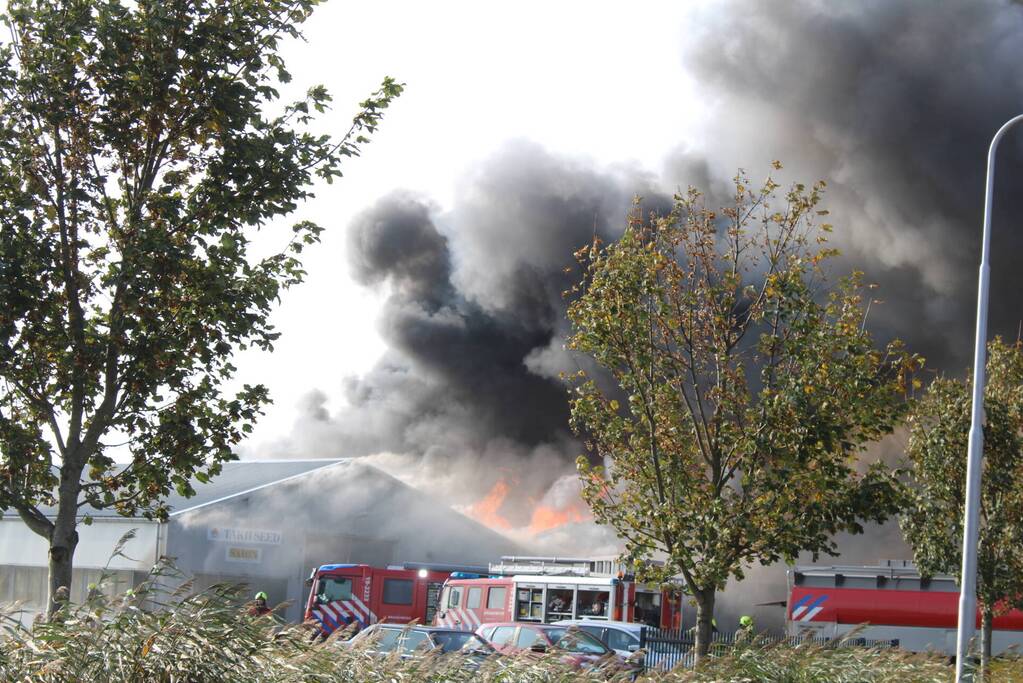 Dikke zwarte rookwolken bij grote brand in kassencomplex