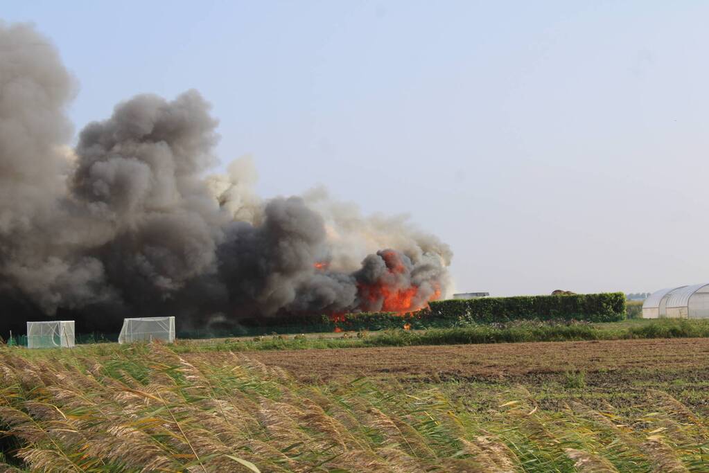 Dikke zwarte rookwolken bij grote brand in kassencomplex