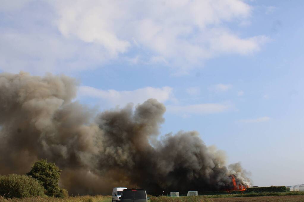 Dikke zwarte rookwolken bij grote brand in kassencomplex