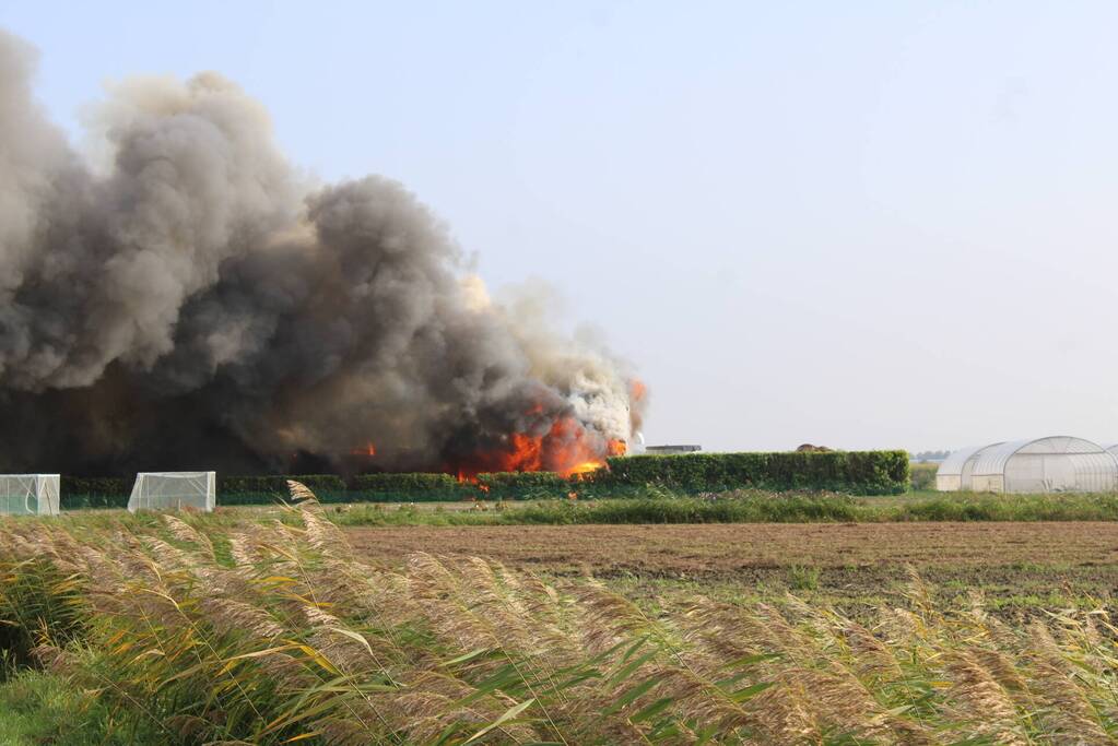 Dikke zwarte rookwolken bij grote brand in kassencomplex