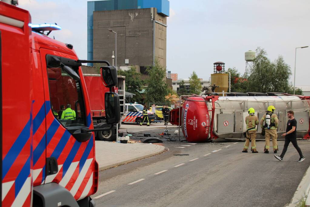 Grote brandweerinzet door ongeval tussen vrachtwagen en tankwagen