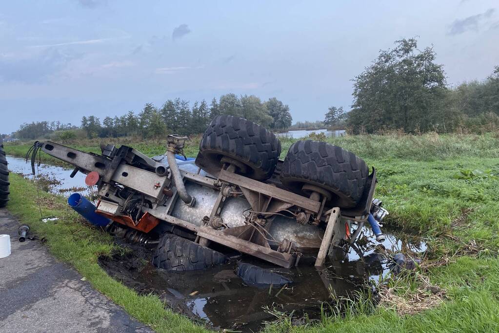 Mesttrailer valt om in sloot