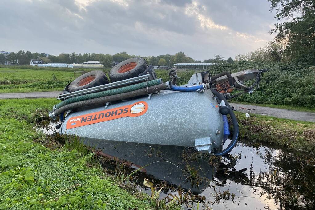 Mesttrailer valt om in sloot