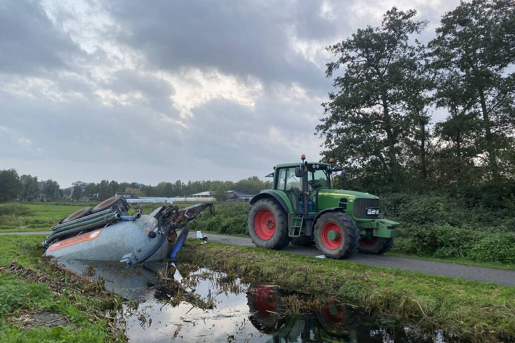 Mesttrailer valt om in sloot