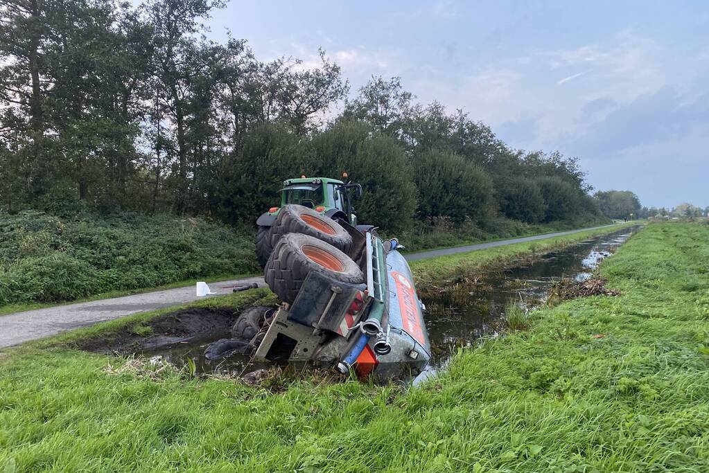 Mesttrailer valt om in sloot