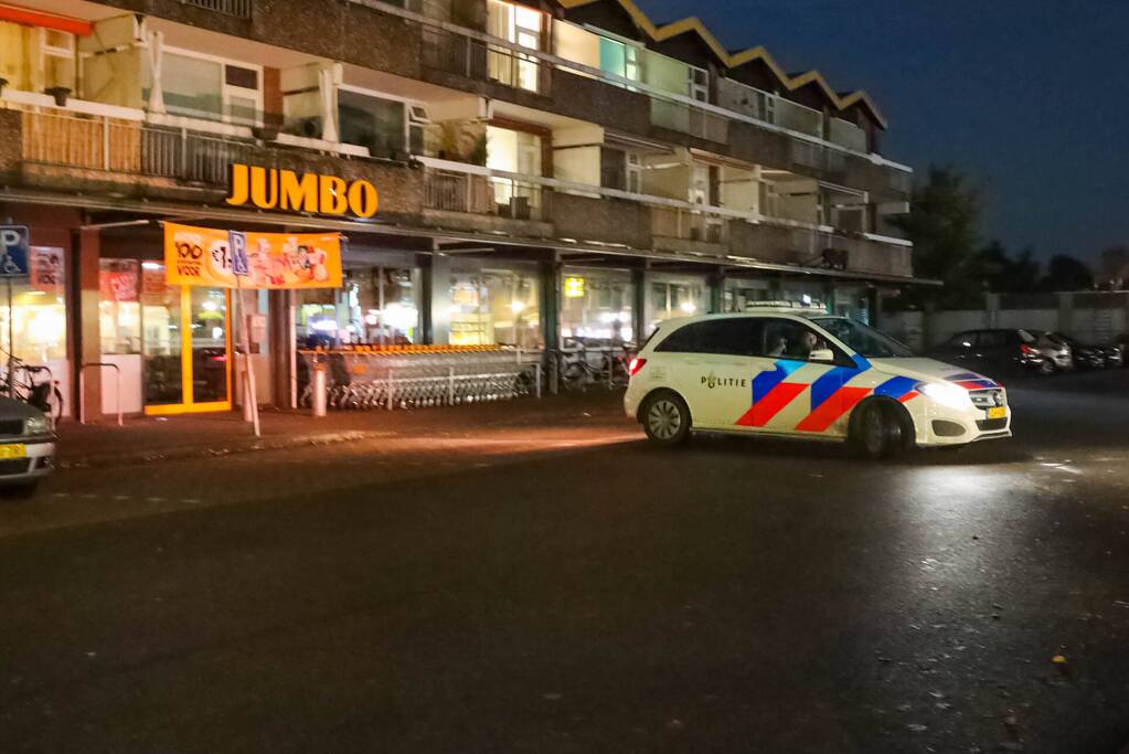 Politieinzet op parkeerterrein bij Jumbo