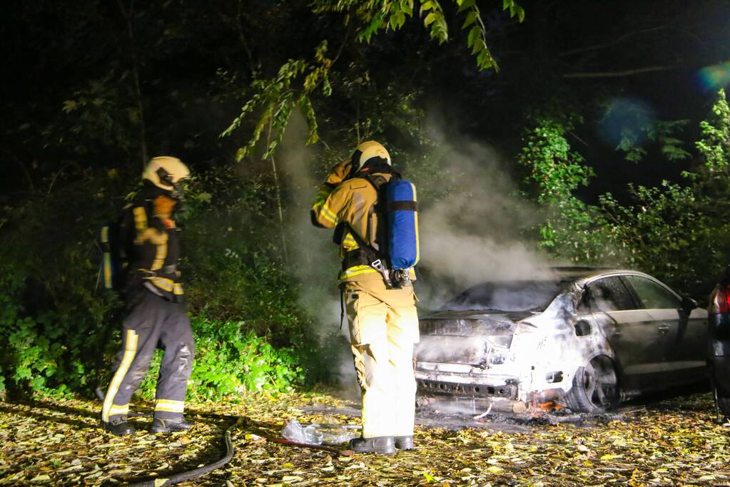 Personenauto total-loss door felle brand