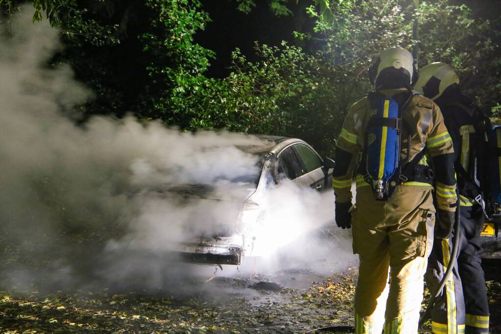 Personenauto total-loss door felle brand