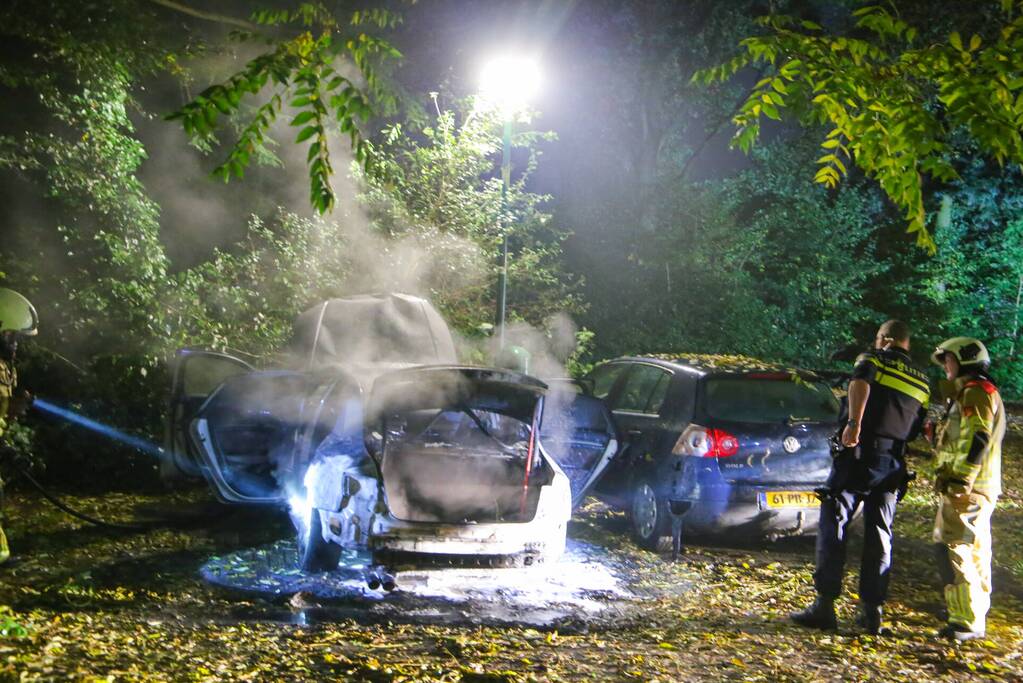 Personenauto total-loss door felle brand
