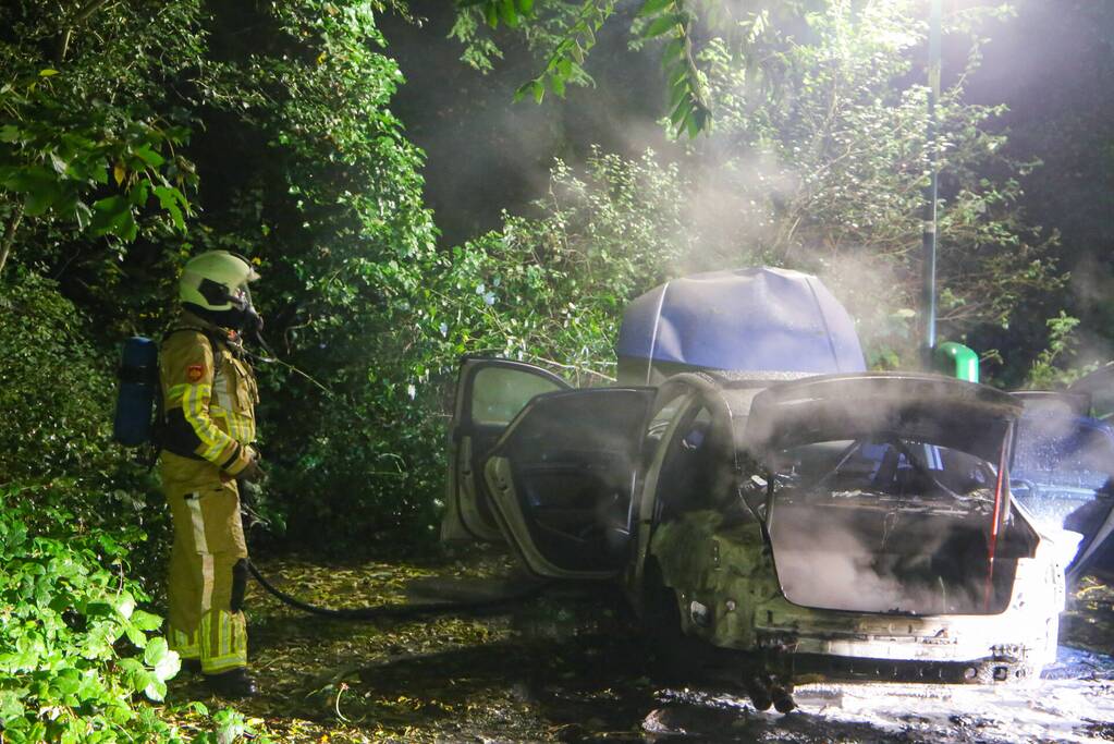 Personenauto total-loss door felle brand