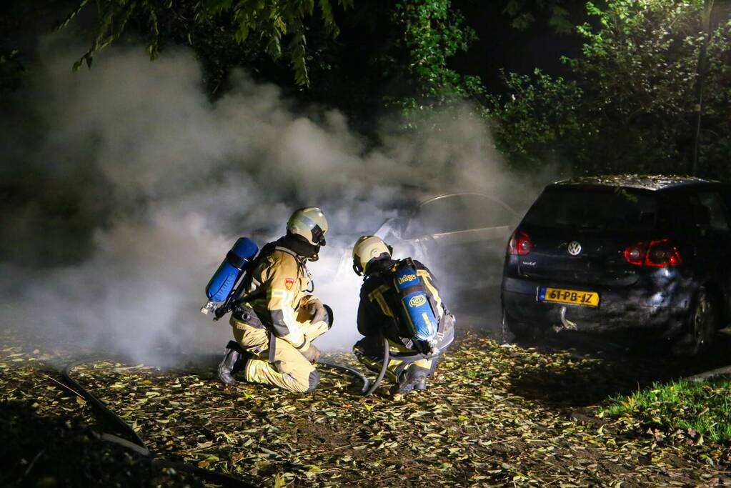 Personenauto total-loss door felle brand