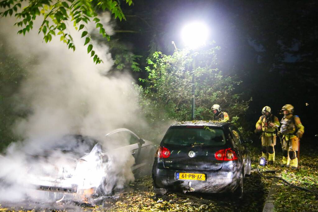 Personenauto total-loss door felle brand