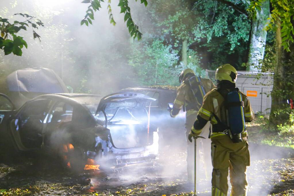 Personenauto total-loss door felle brand