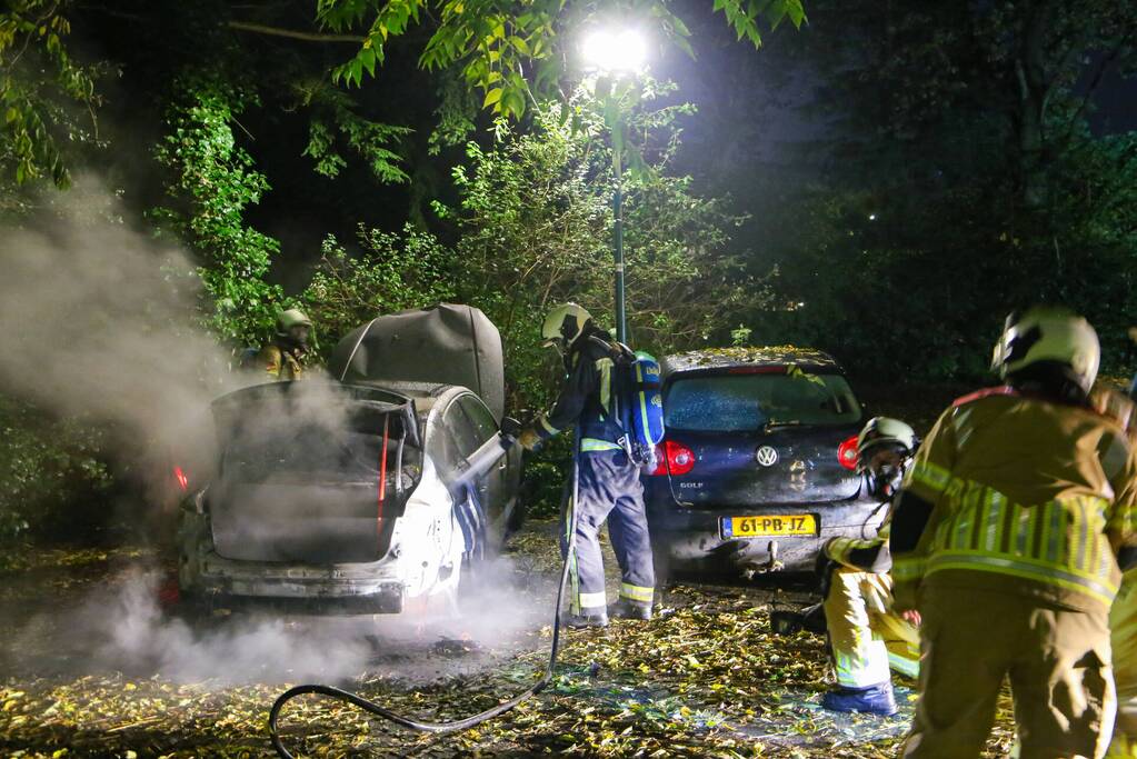 Personenauto total-loss door felle brand