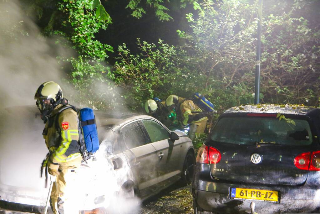 Personenauto total-loss door felle brand