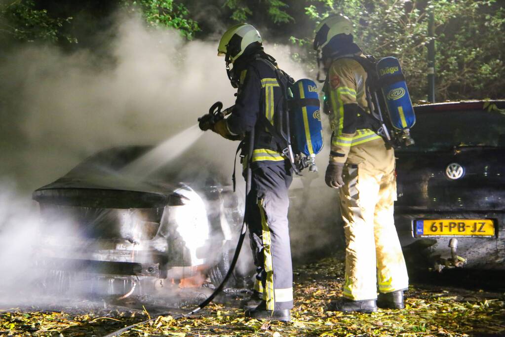 Personenauto total-loss door felle brand