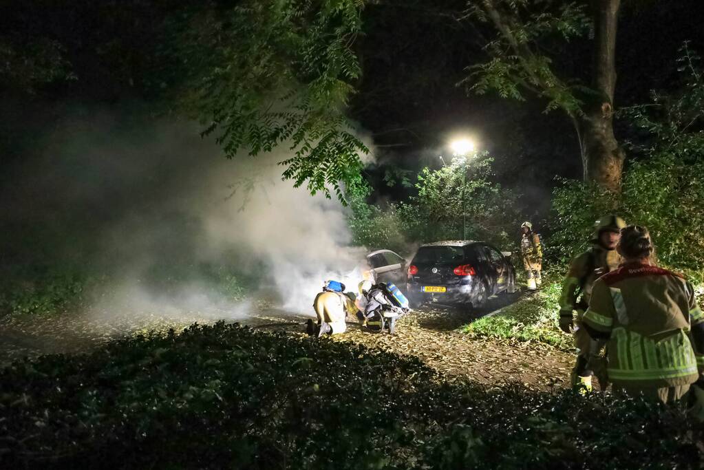 Personenauto total-loss door felle brand