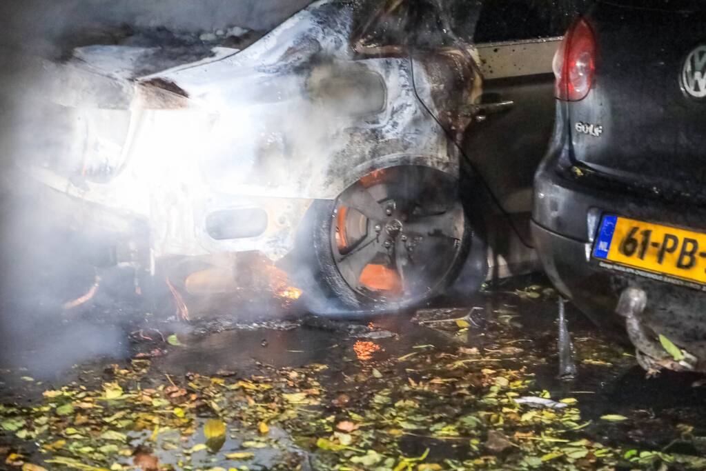 Personenauto total-loss door felle brand