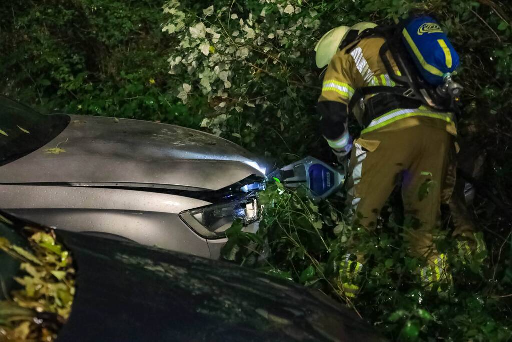 Personenauto total-loss door felle brand
