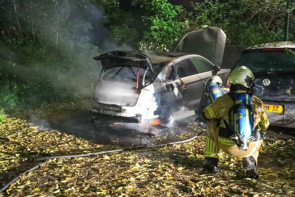Personenauto total-loss door felle brand